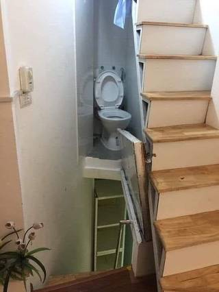 Cursed Toilet from Reddit r/cursedimages.