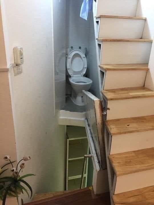 Cursed Toilet from Reddit r/cursedimages.